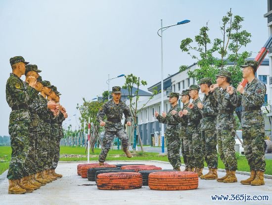 武警浙江总队某支队官兵进行教师。姚志翔摄