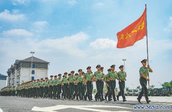 武警浙江总队某支队官兵前去会堂进入颁奖典礼。姚志翔摄